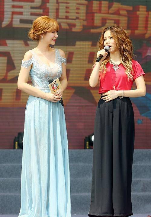 女生 邓紫棋和柳岩站在一起，穿休闲的薄纱服装，就像个小孩一样