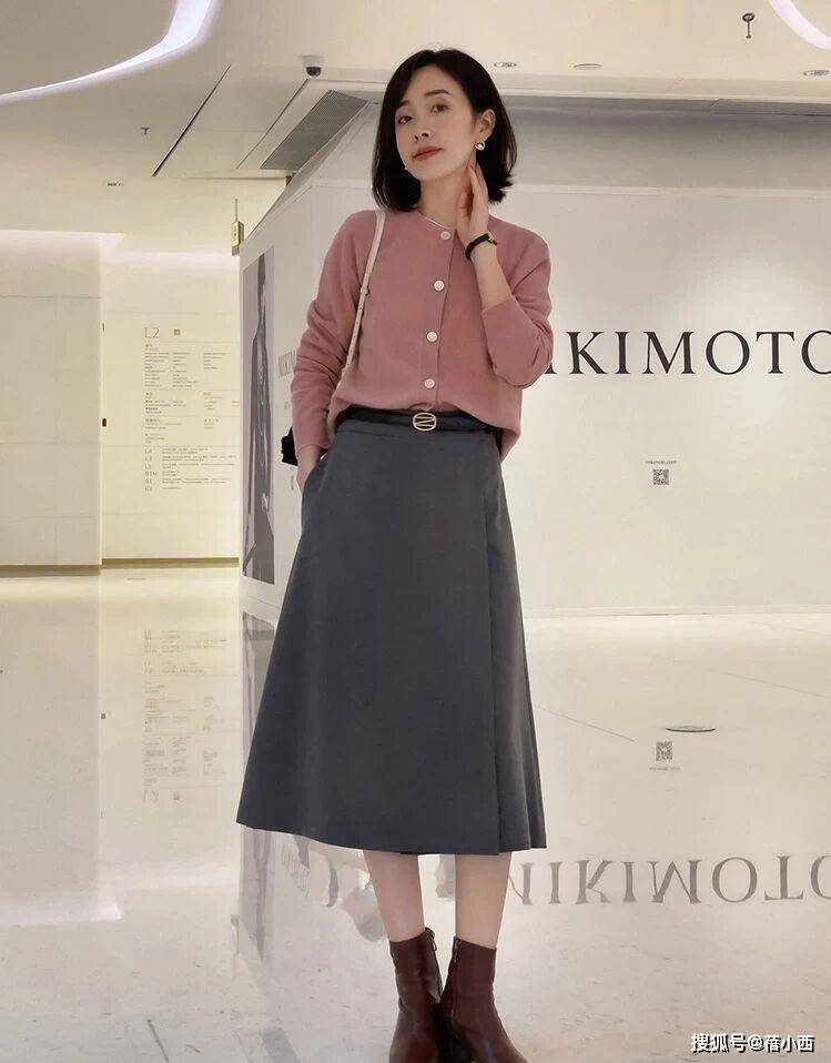 颜色 秋天怎样穿才优雅?搭配公式“针织衫+半身裙”,高级感扑面而来