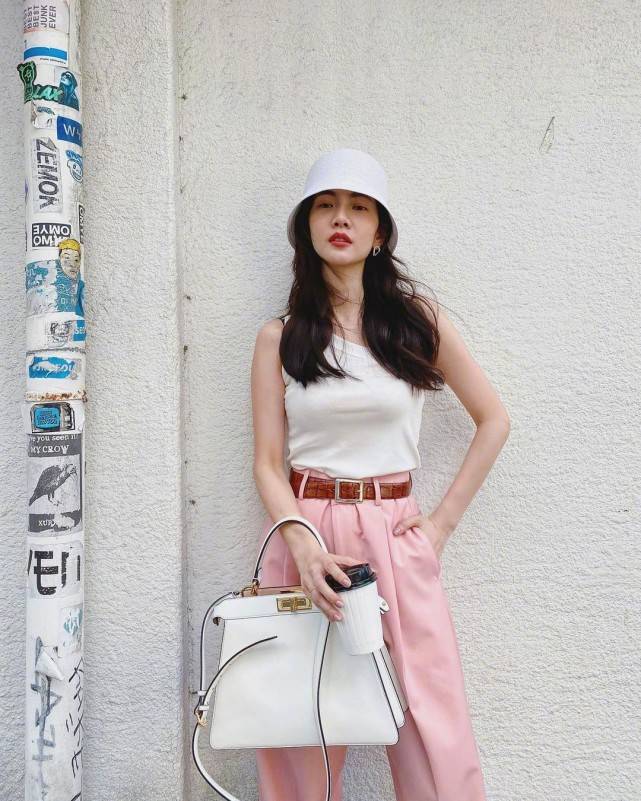 贝雷帽 拯救秋季大风天，你需要一款时髦帽子，曾之乔沈月都在用它凹造型