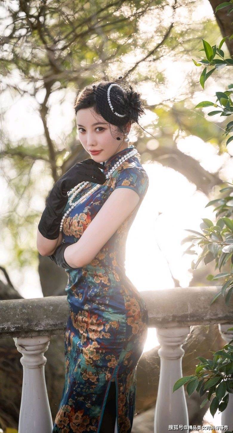 设计 复古的旗袍展现出女性的成熟美,搭配时尚的高跟鞋,尽显优雅范