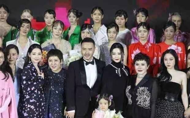 向太 向太穿“钻石裙”大抢风头!豪门婆媳高调看秀,华丽亮相美成花