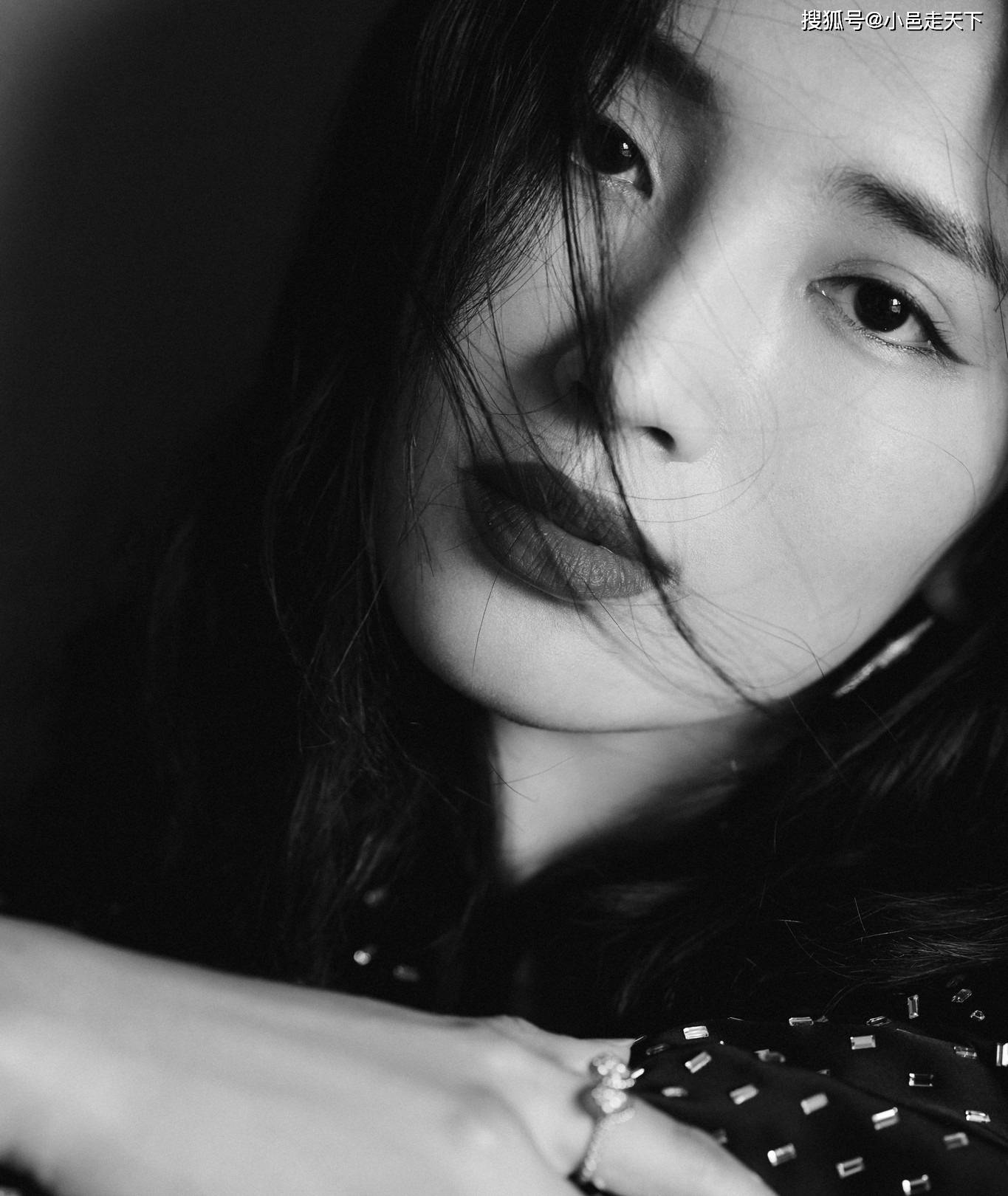 王紫璇斑点长裙性感写真