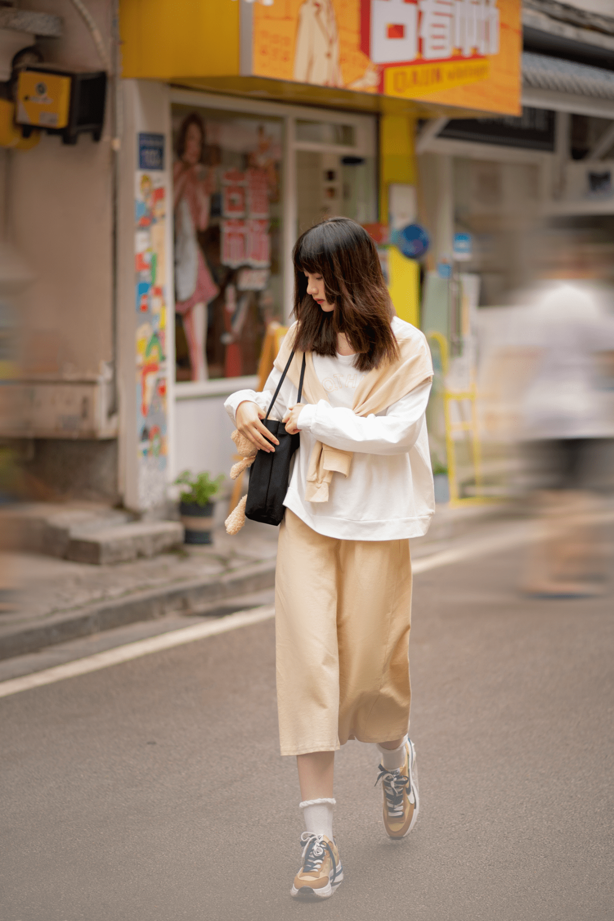 卫衣 卫衣下面别总搭牛仔裤，试试半裙更温柔， 青春时尚还显腿长！