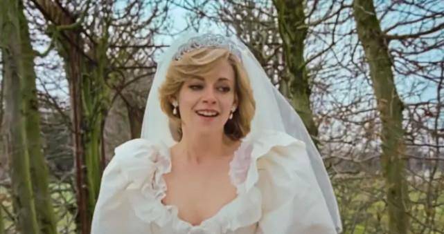 电影|31岁“暮光女”罕见穿华丽裙装，无修图也超美，戴妃电影充满争议