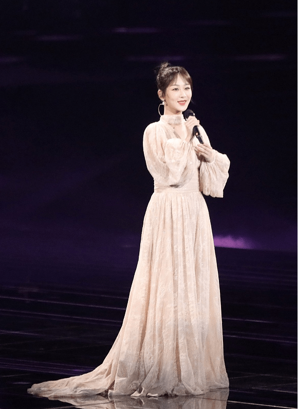 都能 杨紫这妆容看着挺不适合她的，感觉眉毛太细了，可配长裙还挺美