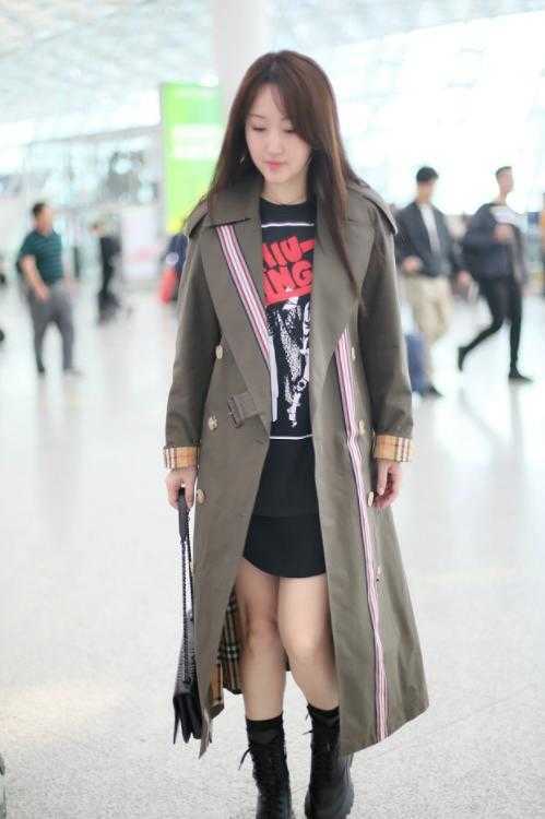 身材 杨钰莹真“不服老”,50岁穿风衣还玩下衣失踪,不说以为30岁