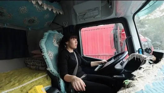 女卡车司机走红,右手握住方向盘,网友:左手在做什么?