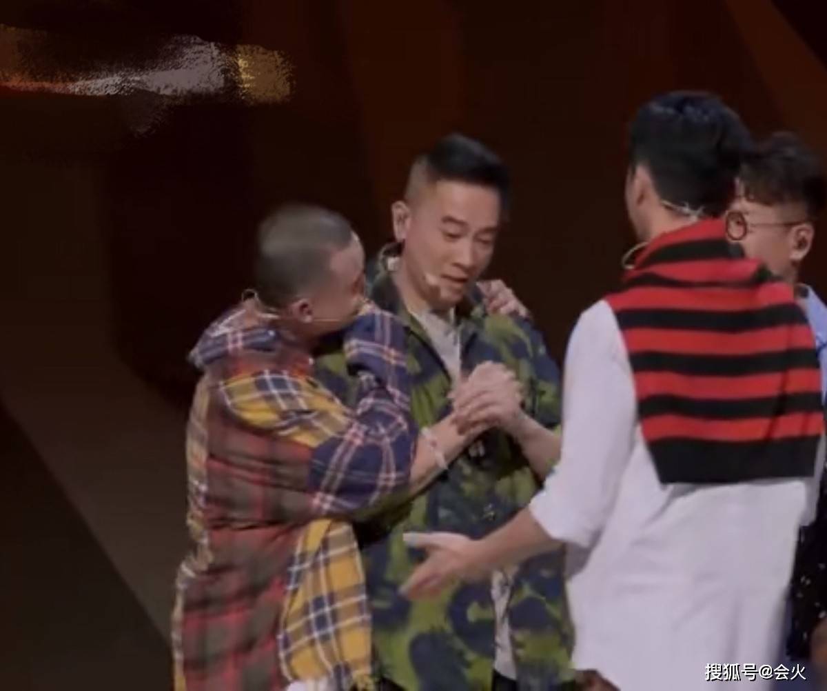 54岁陈小春节目中落泪 因不舍兄弟淘汰哭到哽咽 眼眶通红惹人疼 观众 全网搜