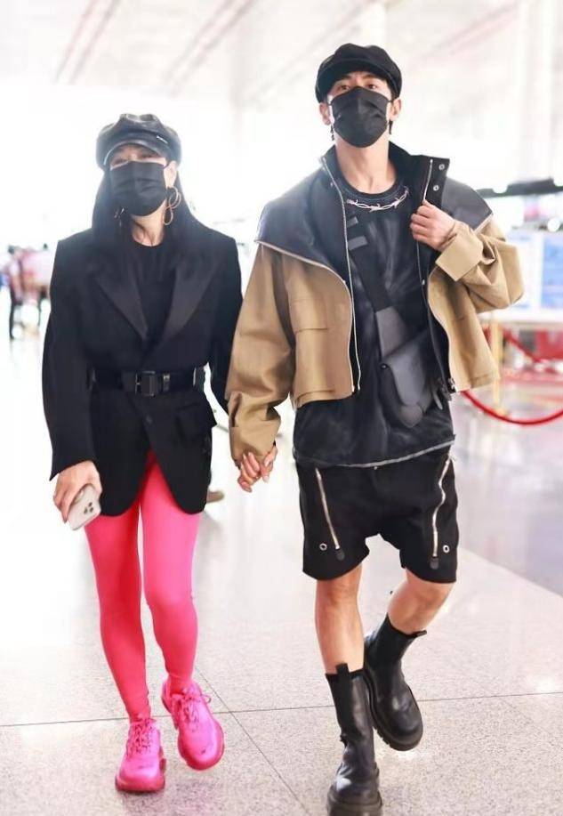 贝雷帽 钟丽缇两口子怎么了，老公短裤配女鞋看不懂，她穿红秋裤更夸张