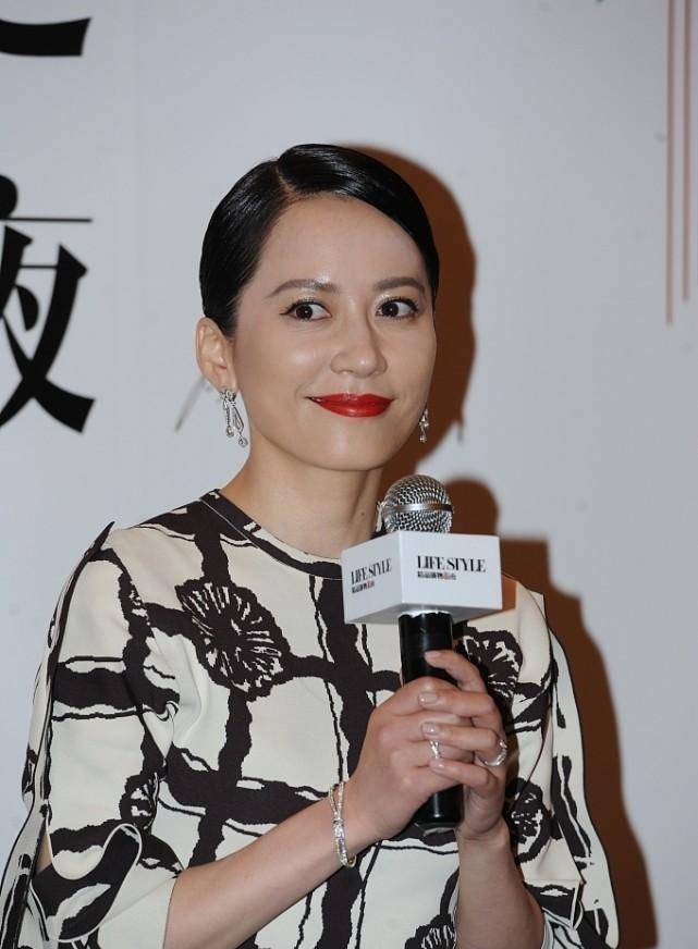 显得 俞飞鸿真的很高级,穿的裙子也很优雅,一点都不装嫩