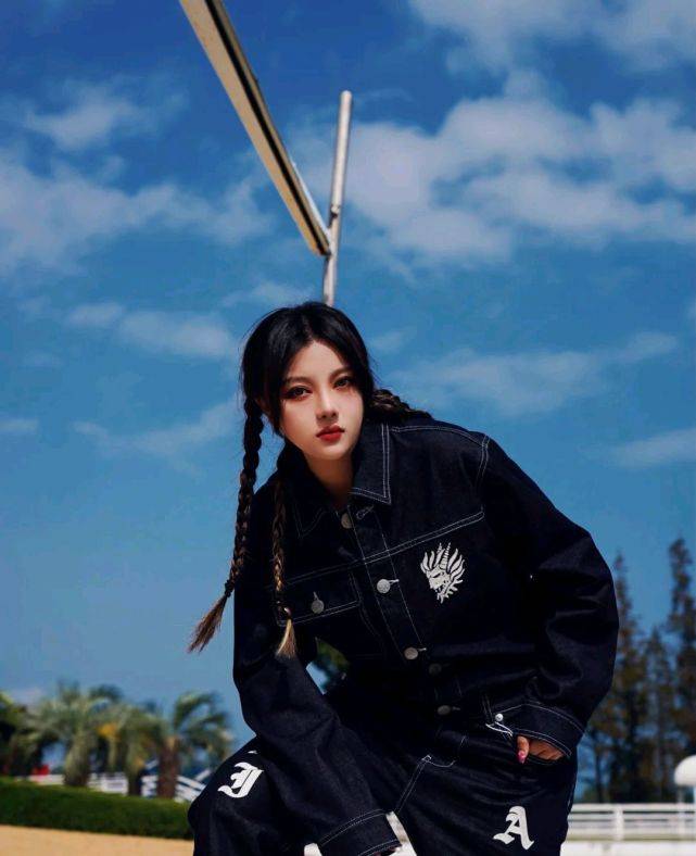 服装 谁说牛仔外套过时了？只要选对了服装款式，可以惊艳四座