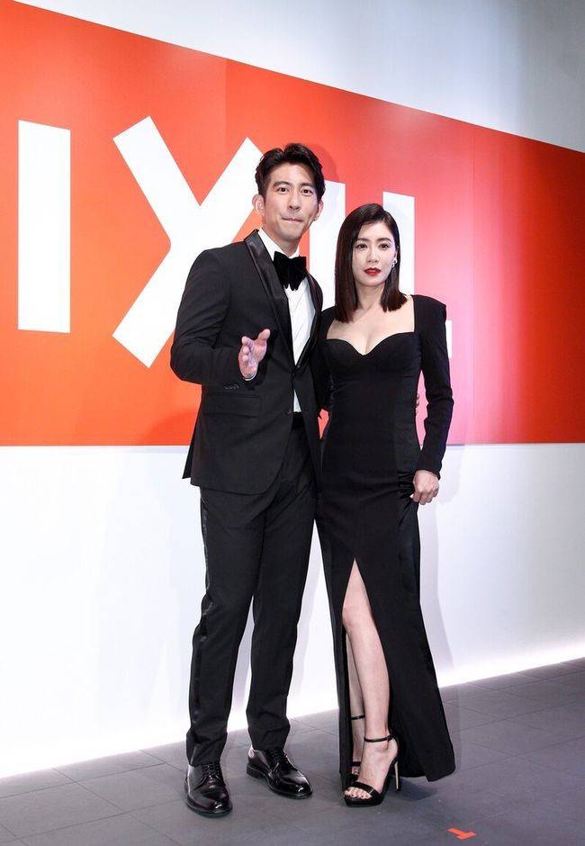 贾静雯 贾静雯与小老公同框真恩爱，穿开叉裙秀挺拔曲线，奔五年纪仍美艳