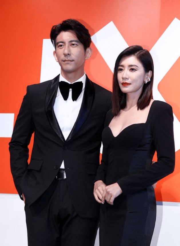 贾静雯 贾静雯与小老公同框真恩爱，穿开叉裙秀挺拔曲线，奔五年纪仍美艳