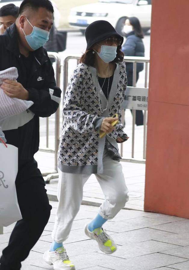 身材 章子怡根本不用扮嫩，“奶奶衫”穿出少女感，哪像42岁三娃妈？