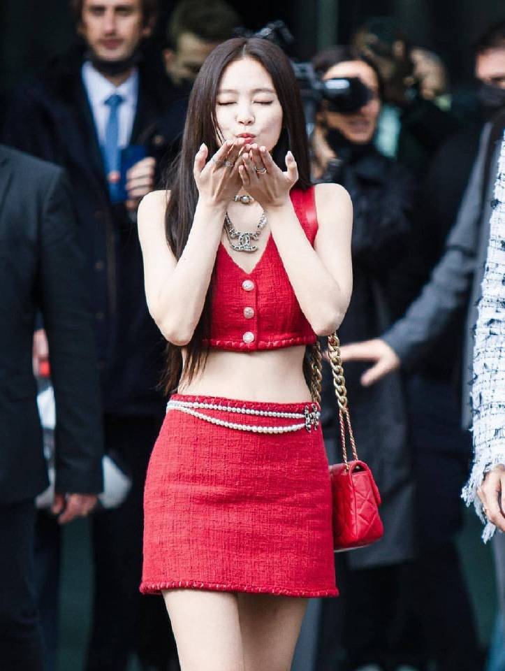 大气 神仙打架！Jennie与小K和德普女儿同框，Jennie小蛮腰超抢眼