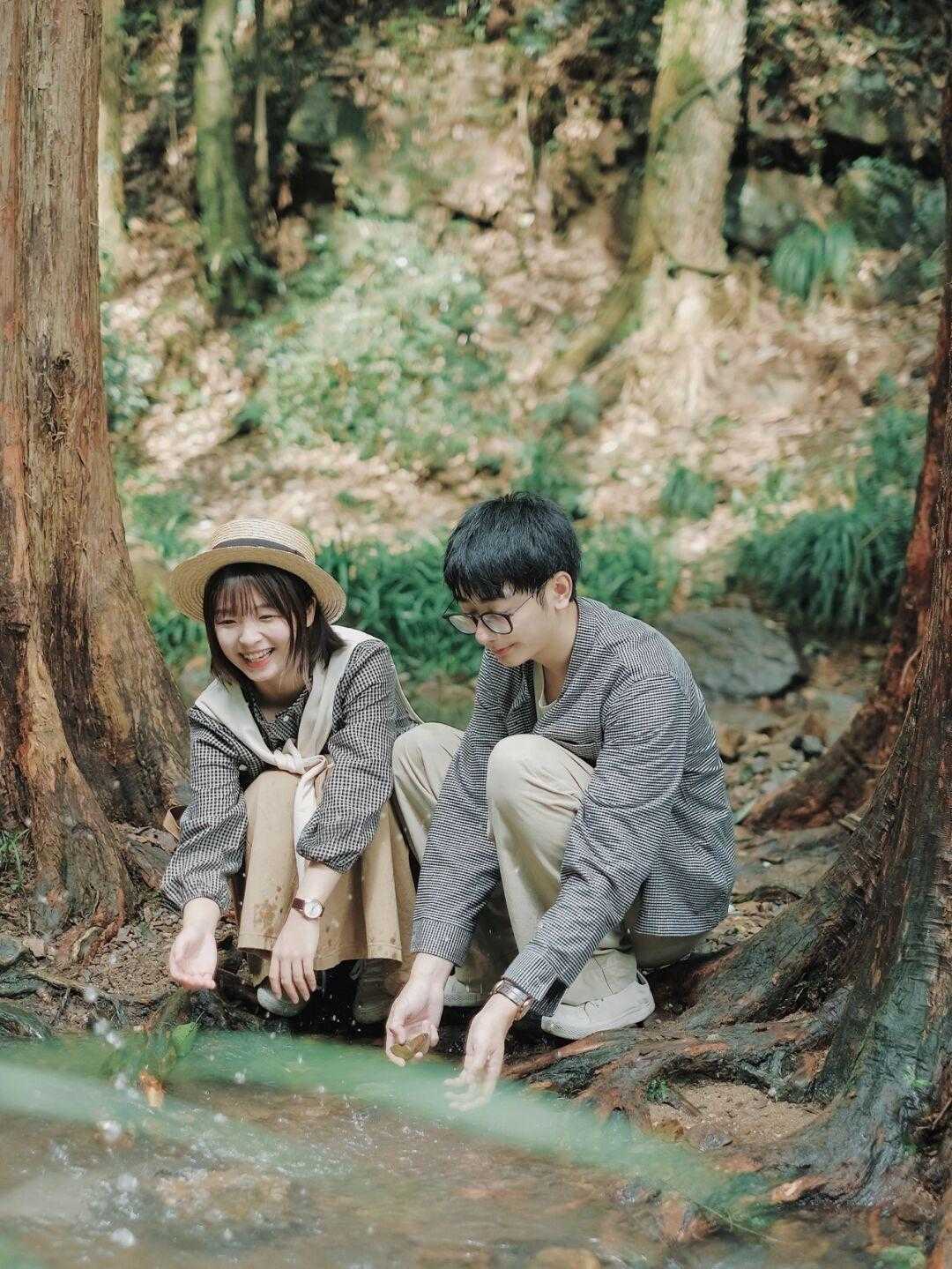 浅棕色 今天跟小姐姐们介绍情侣装穿搭