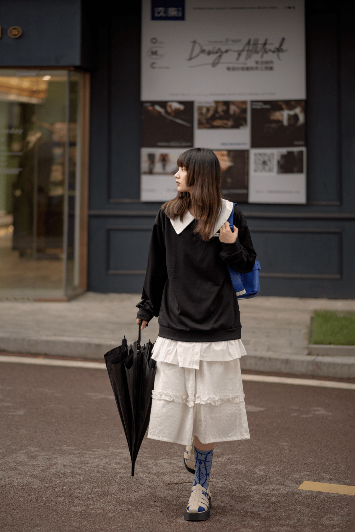 卫衣 卫衣下面别总搭牛仔裤，试试半裙更温柔， 青春时尚还显腿长！