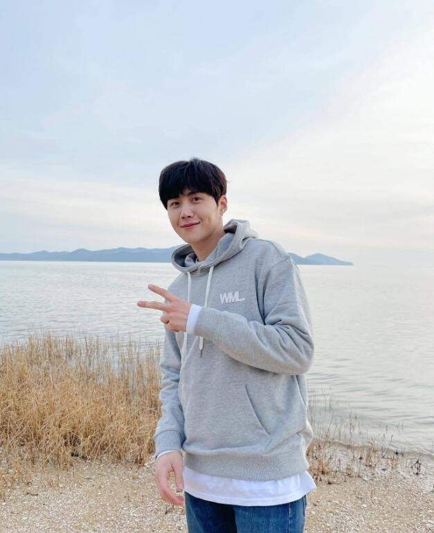 虎子有着迷人的酒窝 让人放心的演技 金宣虎近期日常穿搭合集