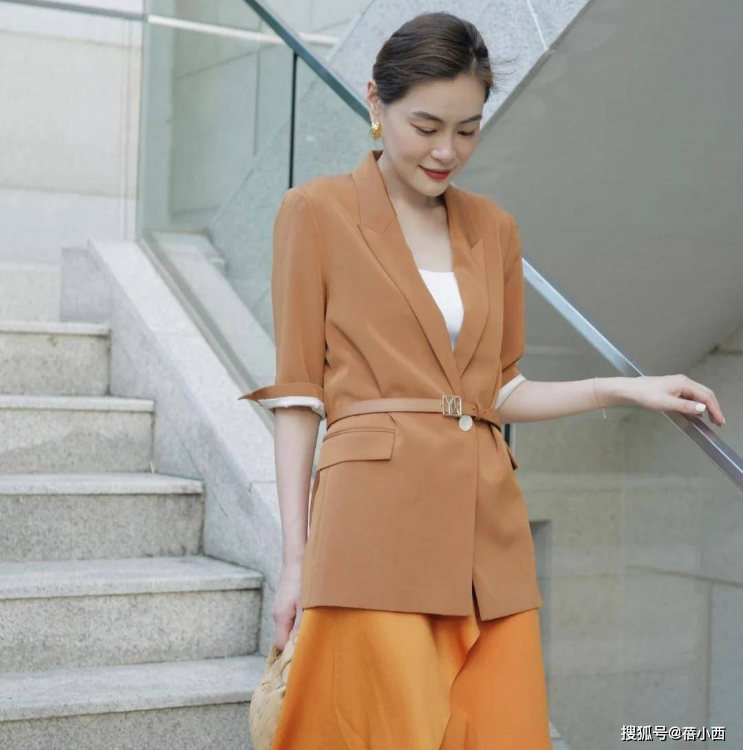 整体 时髦精今秋穿的外套不再是开衫,而是西装,简约高级又显气质