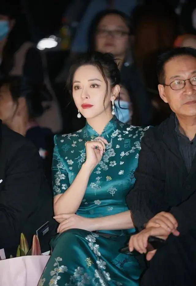 八卦爆料 黄小蕾罕见亮相，一袭青色印花旗袍裙古典知性，被她融合得很完美