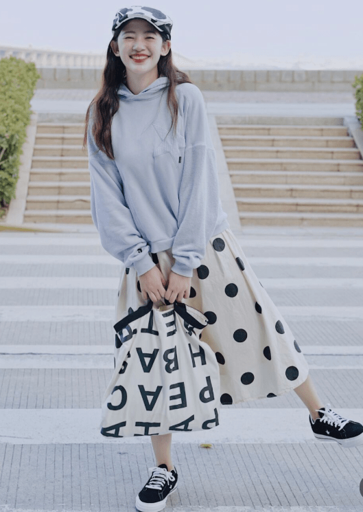 卫衣 卫衣下面别总搭牛仔裤，试试半裙更温柔， 青春时尚还显腿长！