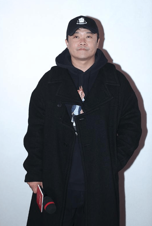 全黑 陈思诚发福的也太明显了，穿黑大衣都不显瘦，胖得有点让人认不出