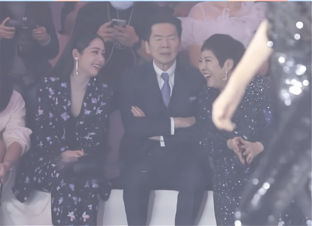 向太 向太带郭碧婷见世面!换新发型撞脸儿媳,隔空热聊向华强满脸无奈