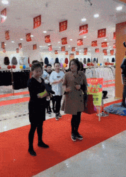 搞笑GIF趣圖:我也不知道這里說什麼地方，感覺她們好熱情！ 搞笑整蠱 第3张