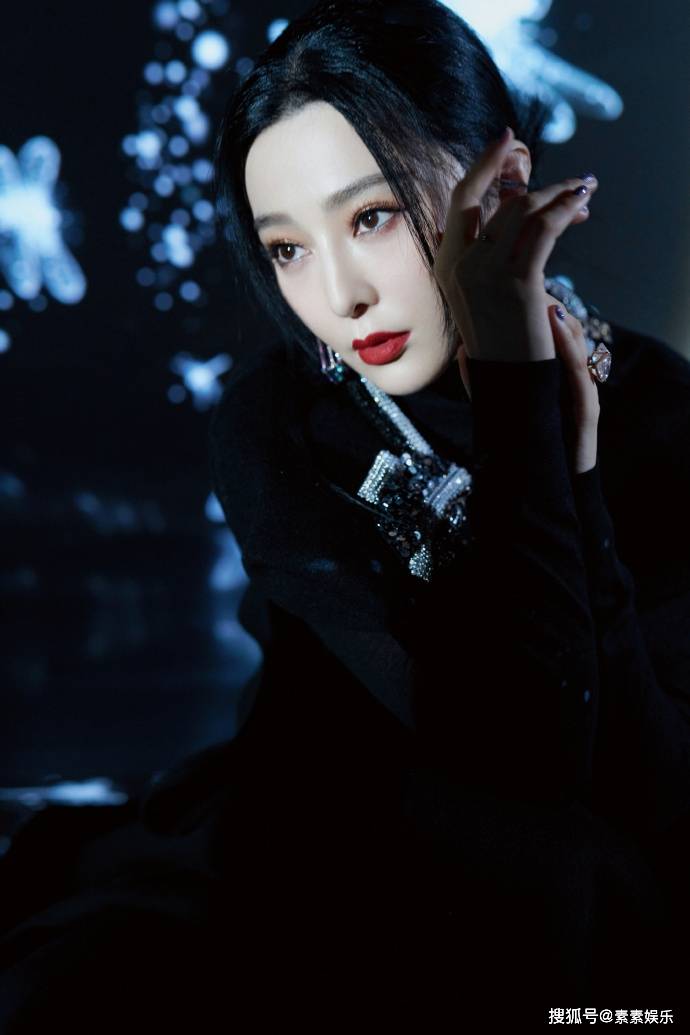 郭碧婷 向太带郭碧婷看时尚秀，让出C位给儿媳妇，众多明星一起捧场