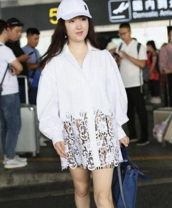 身材 杨钰莹真“不服老”，50岁穿风衣还玩下衣失踪，不说以为30岁