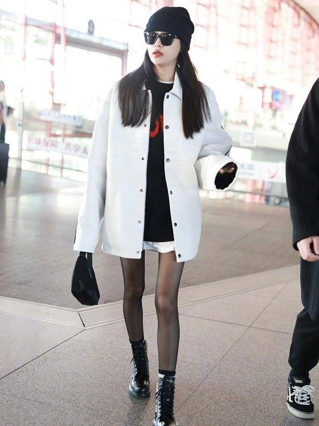 孙怡 真看不懂宋祖儿的时尚,直接穿条黑丝就来走机场,看着不尴尬吗?