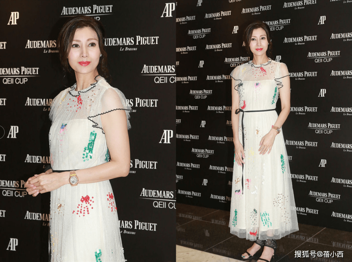 黑色 51岁李嘉欣越老越敢穿，穿蕾丝裙腰间挖“2洞”，转身瞬间更迷人