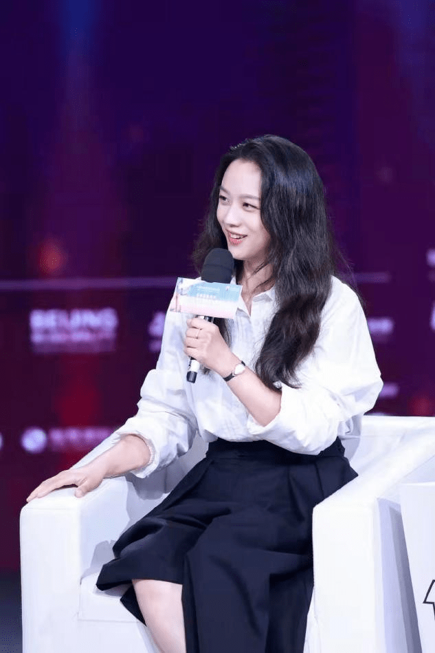 白下 汤唯婚后生活再曝光!5岁女儿回国后大变样,剪短发穿运动装太帅