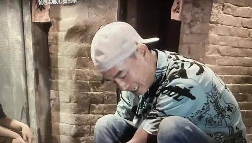 戴几 陈小春一件衣服穿5年,戴的手表2000块,大湾区的哥哥好持家