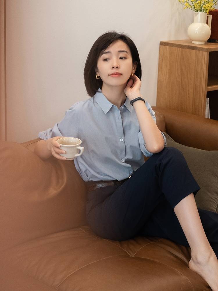 蓝色 上班的女生怎么选择衬衫？浅蓝色衬衫配西装裤或半身裙，就很好看