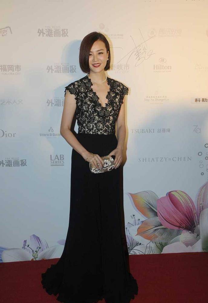 坐姿 刘孜：40+气质依然很好，穿肉色长裙腰腰镂空设计，坐姿端庄大方