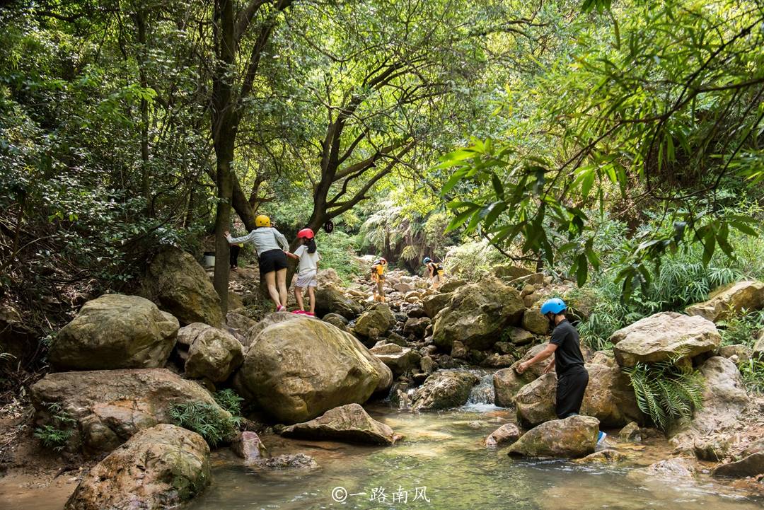 广东|佛山旅游发现“广东九寨沟”，1.28公里必须涉水前行，游客很多