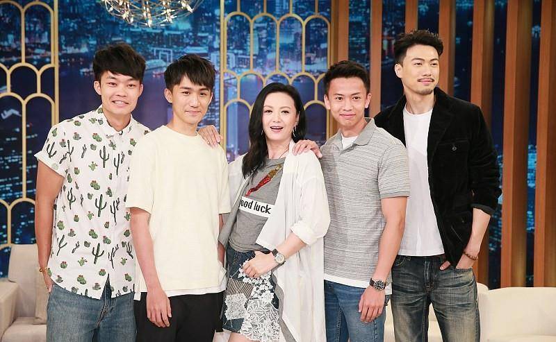 中年人 曾华倩的休闲穿搭太显嫩了,和年轻小伙拍合照,都看不出是中年人