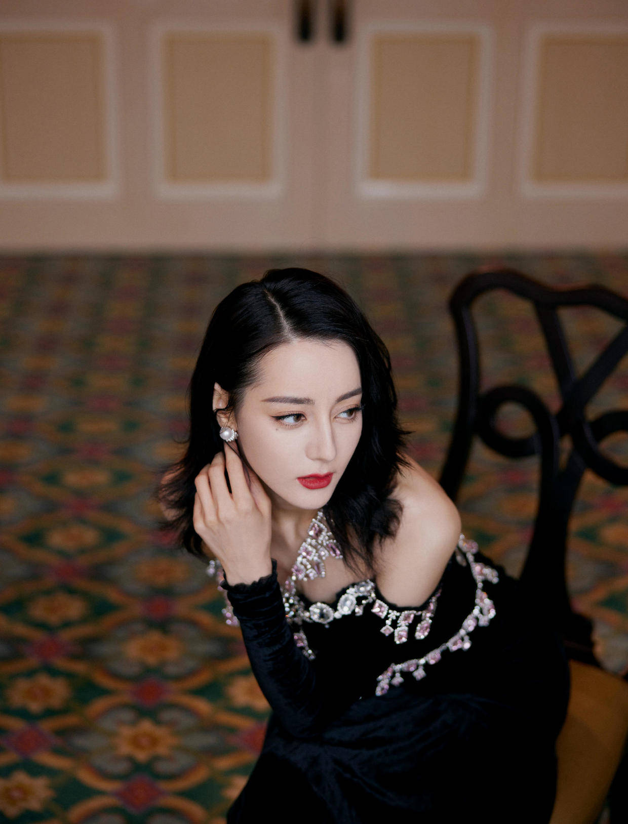 勾边 迪丽热巴又美出圈了，黑丝绒连衣裙秀直角肩，这气质同龄人比不了