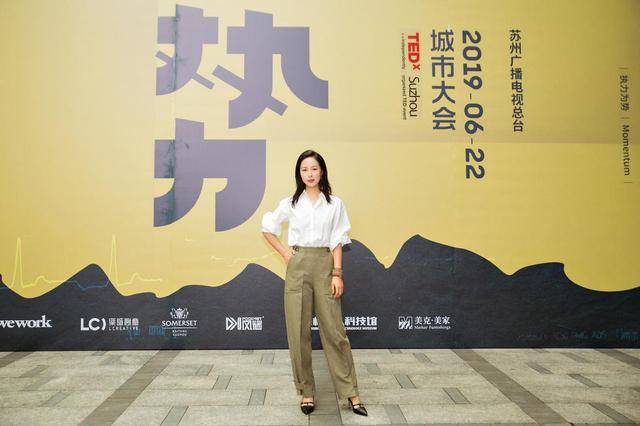 黑色 江一燕气质“绝”了，穿黑色开叉连衣裙走红毯，秒变焦点