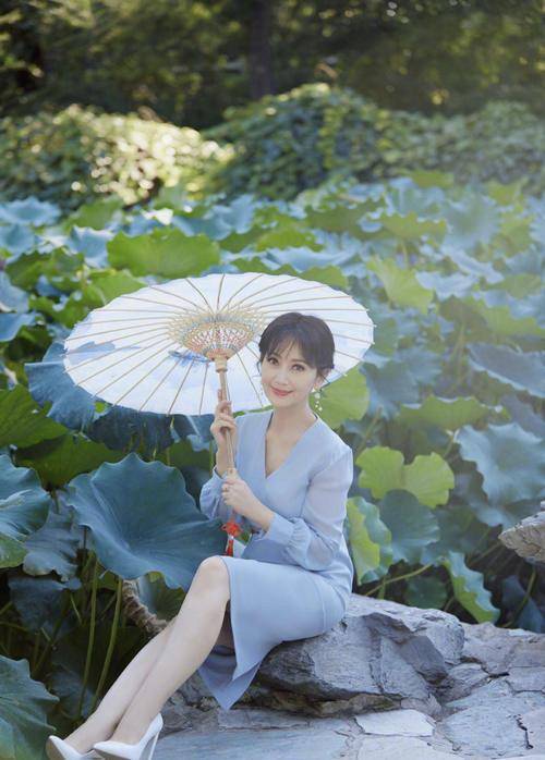 名媛 赵雅芝衣品真的好，基础款连衣裙穿出名媛气质，这哪是67岁的奶奶