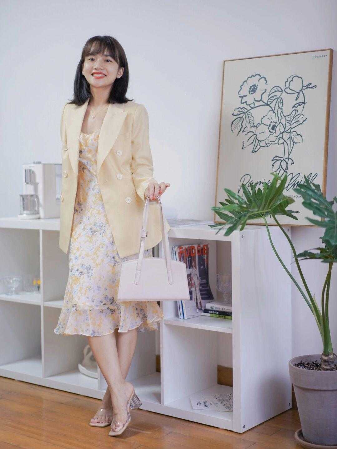 颜色 秋天火了一种穿法，叫“西装搭配连衣裙”，甜美温柔有气质，洋气