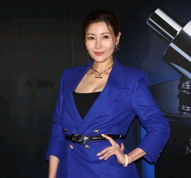 贵妇 李嘉欣胖了14斤更有贵妇味，和郑秀文同穿蓝色，看完不想减肥了