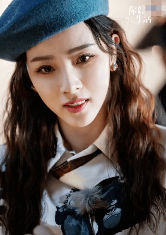 身材 央视一姐李思思不惧素颜！穿健美裤秀出超模腿，难怪能惊艳撒贝宁