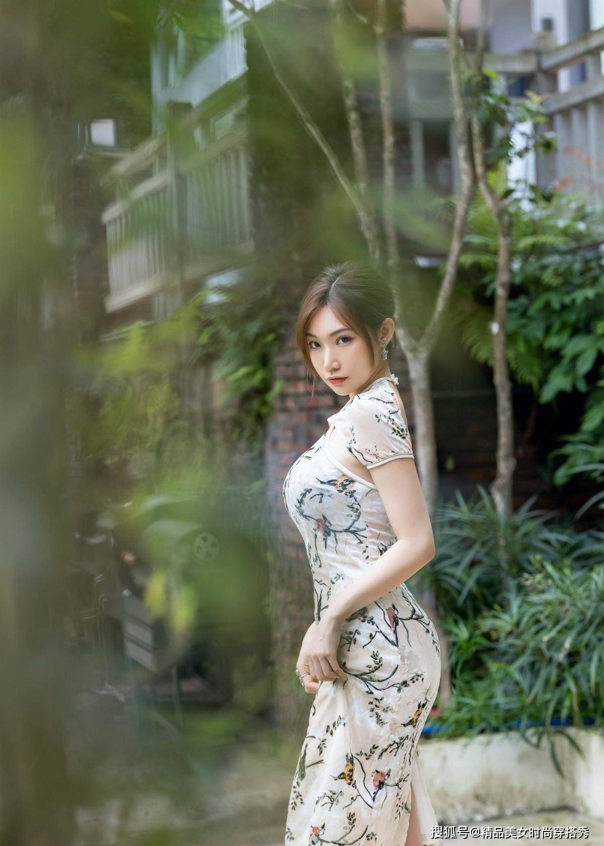 黑色 小姐姐身穿旗袍，性感迷人，尽显妩媚动人的女人味