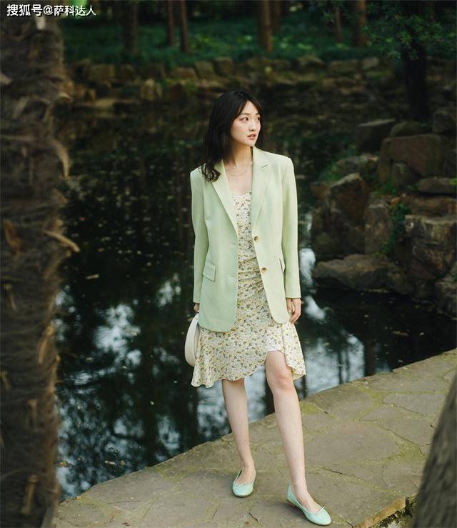 服装 中年女人变得优雅有气质的2种方式，一是穿衣得体，二是护肤有道