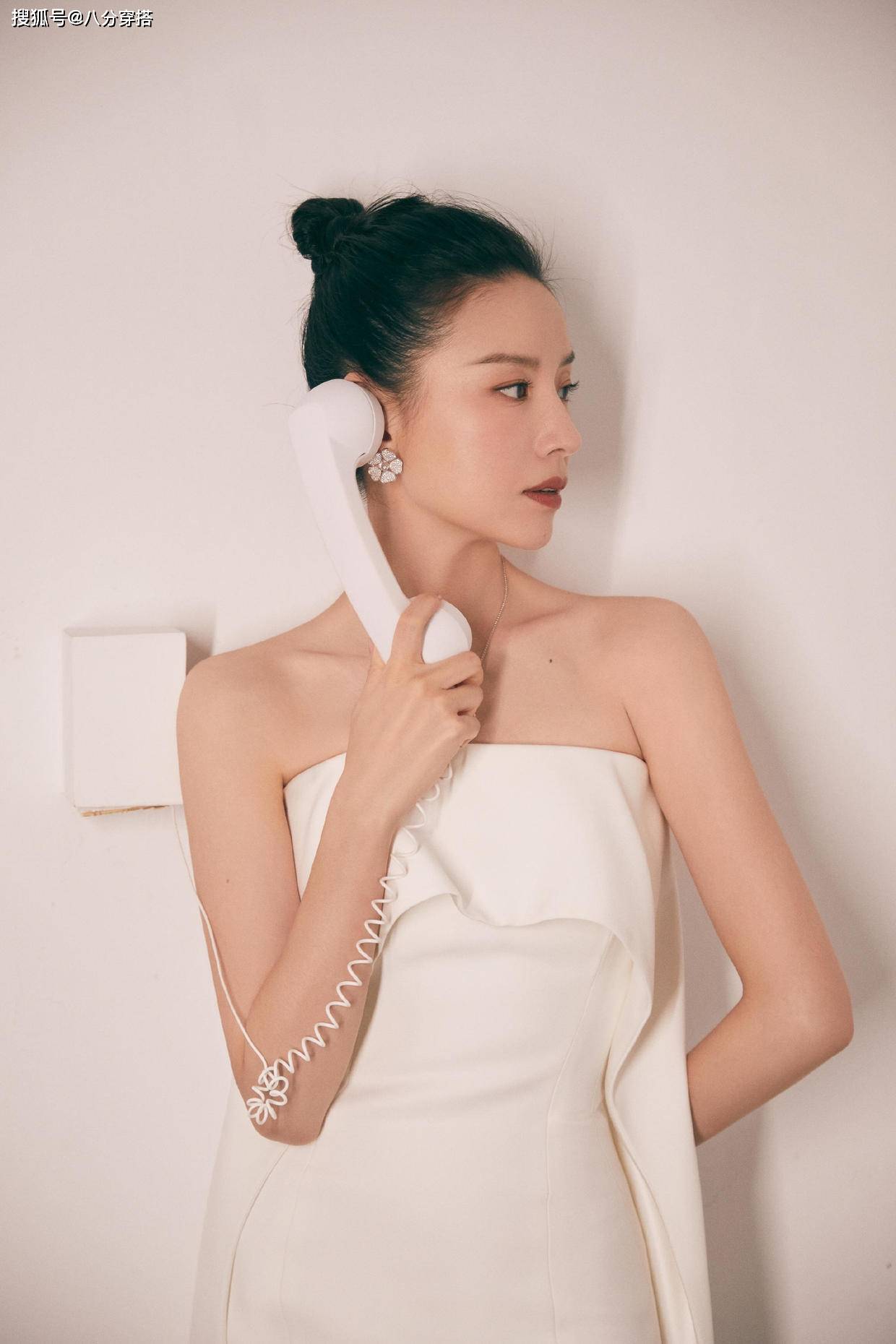 好身材 董洁岁数不是白长的,一袭白色抹胸裙大秀好身材,气质完全撑得住