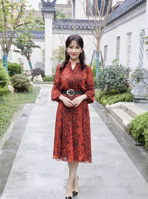 名媛 赵雅芝衣品真的好，基础款连衣裙穿出名媛气质，这哪是67岁的奶奶