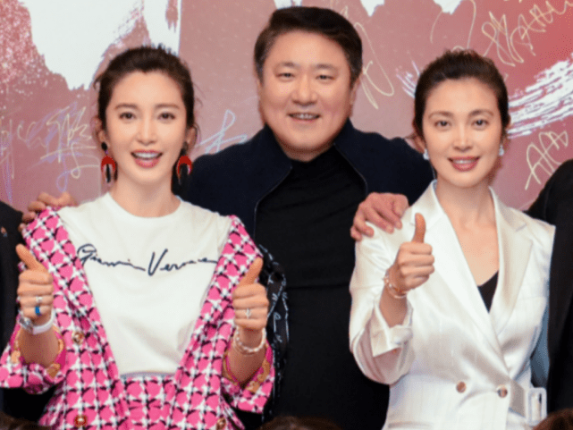 服装 李冰冰与妹妹罕见同框，妹妹虽然小她两岁，但气场感觉比姐姐还强