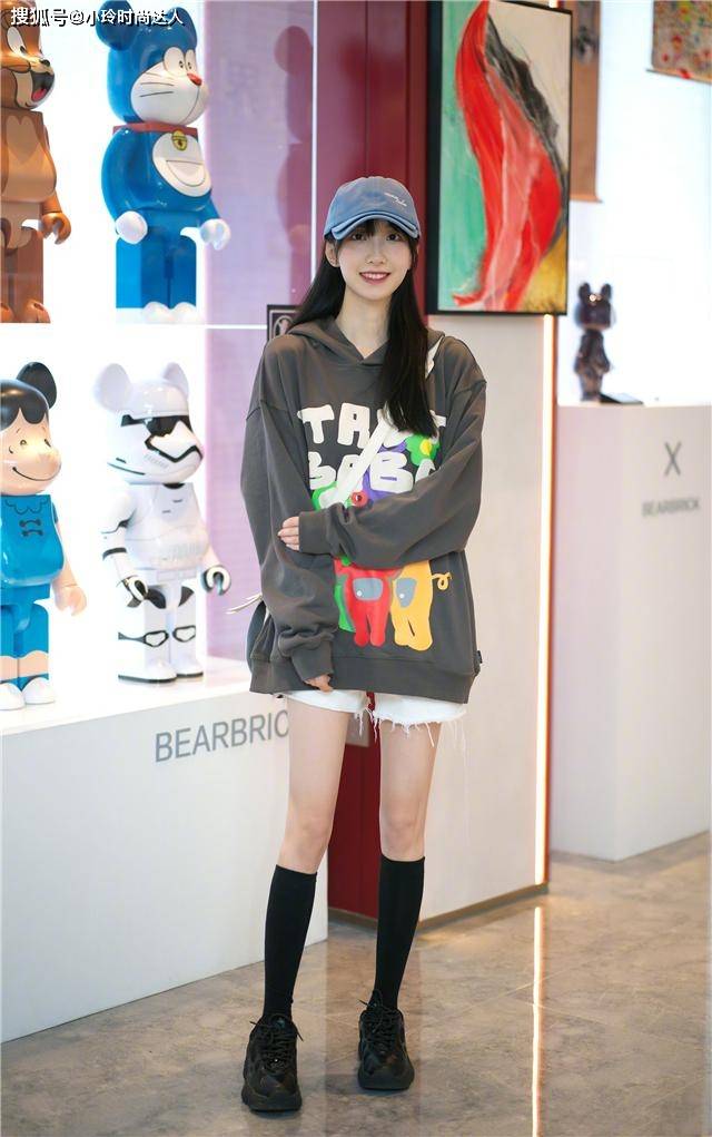 身材 穿卫衣不一定要配牛仔裤，瞧今年这几种新穿法，时髦显瘦又减龄